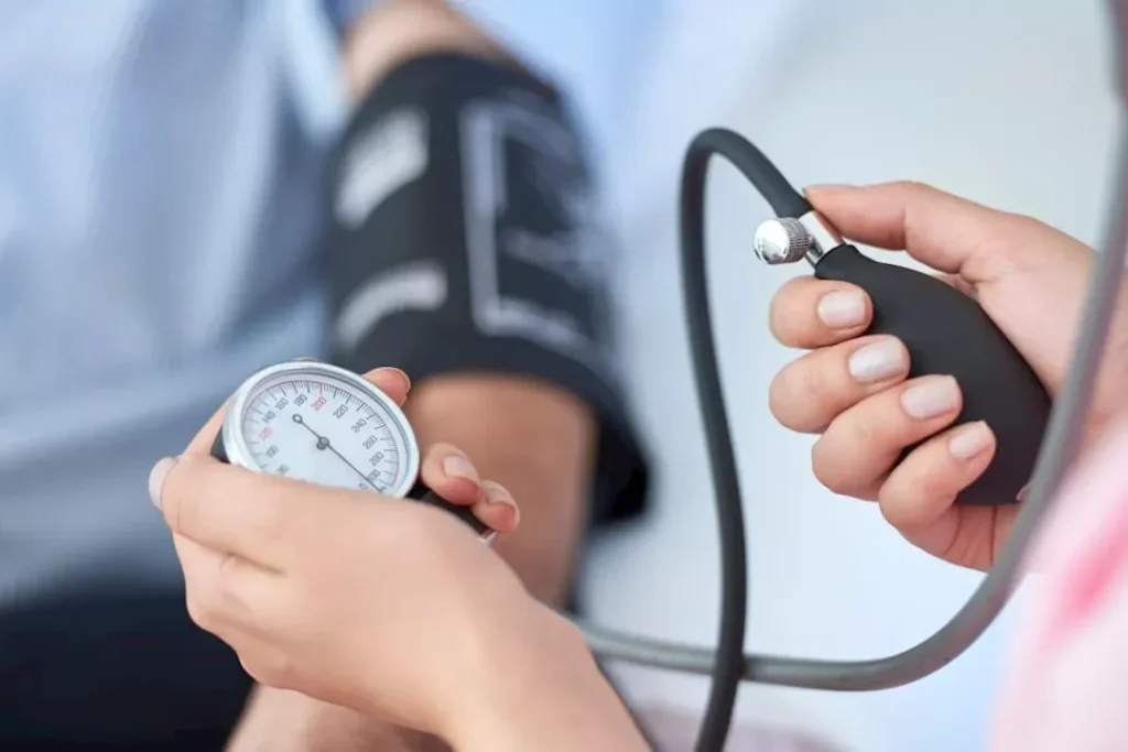 لمنع تفاقم الأعراض: طبيب يوصي مرضى الضغط المرتفع بهذه الأطعمة