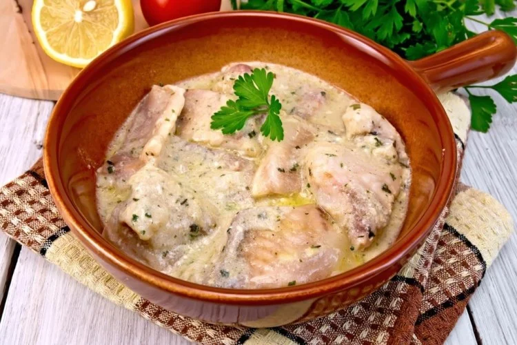 سمك مع صوص أبيض خفيف