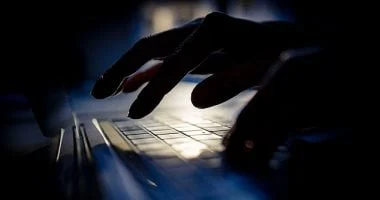16.4 مليار دولار سرقات إلكترونية: تحذير لمستخدمي الهواتف