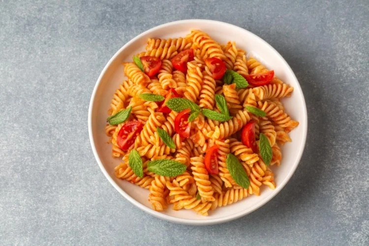 مكرونة بصوص أحمر سريع