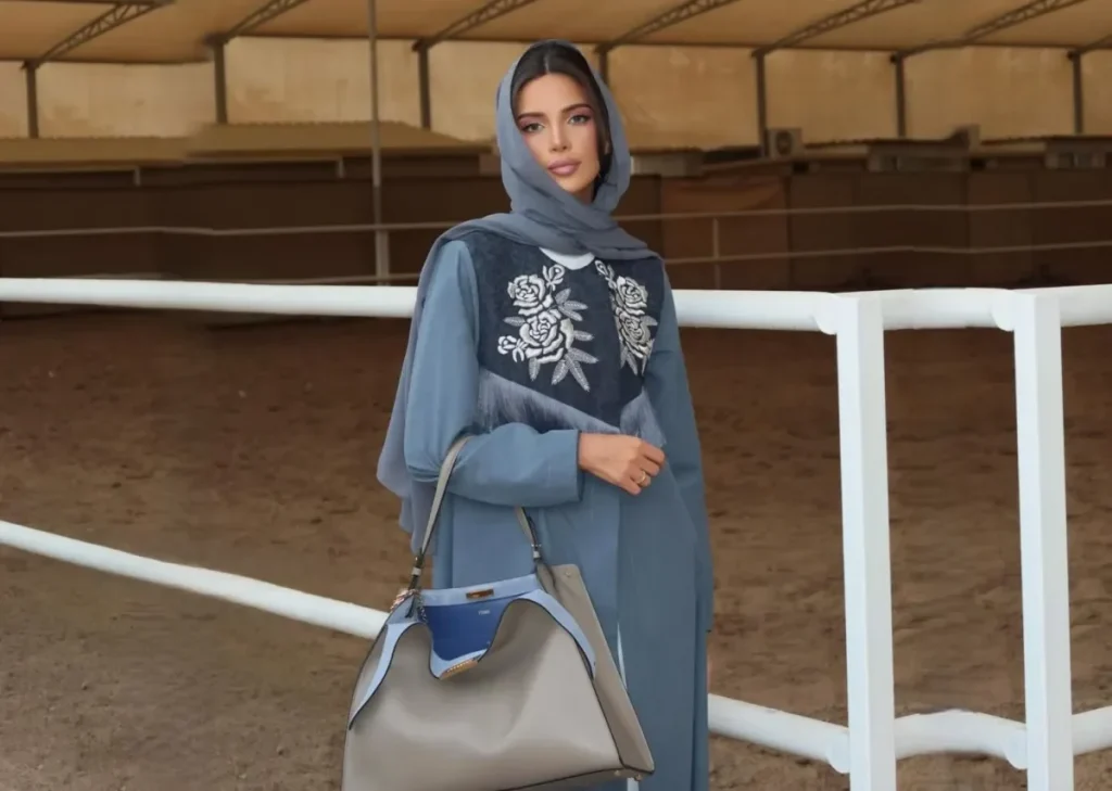 كيف أنسّق لون الحجاب مع العباية كمدونات الموضة؟