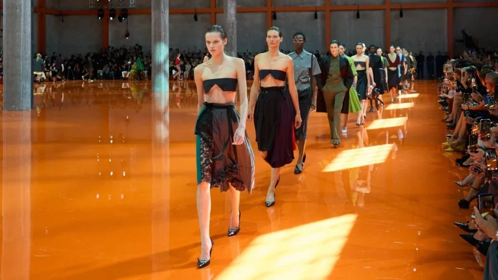 Prada ربيع وصيف 2026: أناقة متجددة