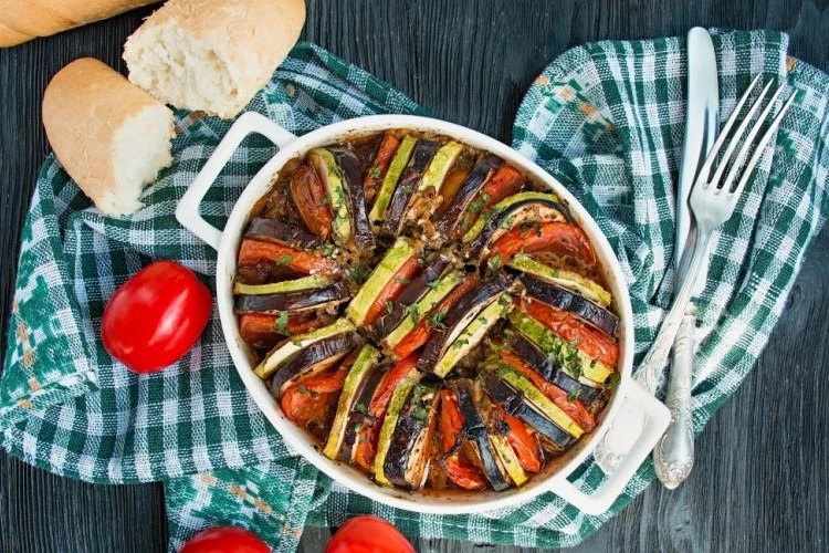 خضار متنوعة مشوية بالزعتر