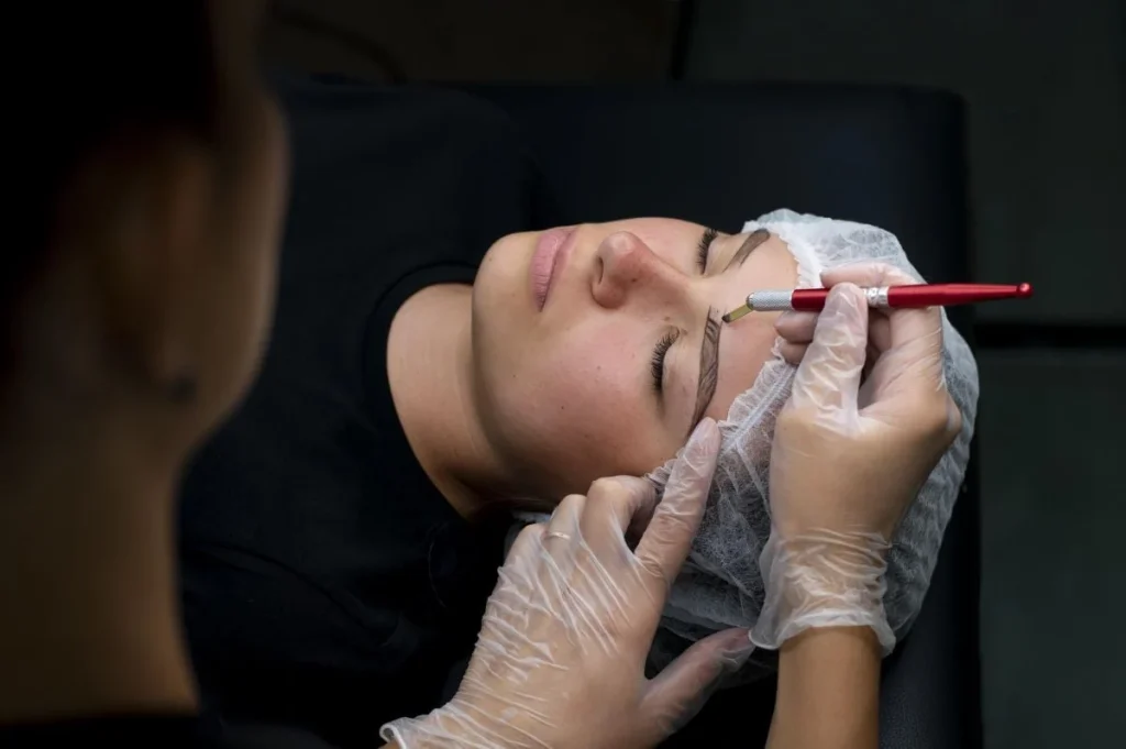 مايكرو حواجب: دليل كامل لحواجب طبيعية تدوم طويلاً