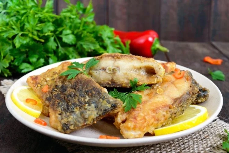سمك فيليه مقلي بنكهة الليمون والثوم