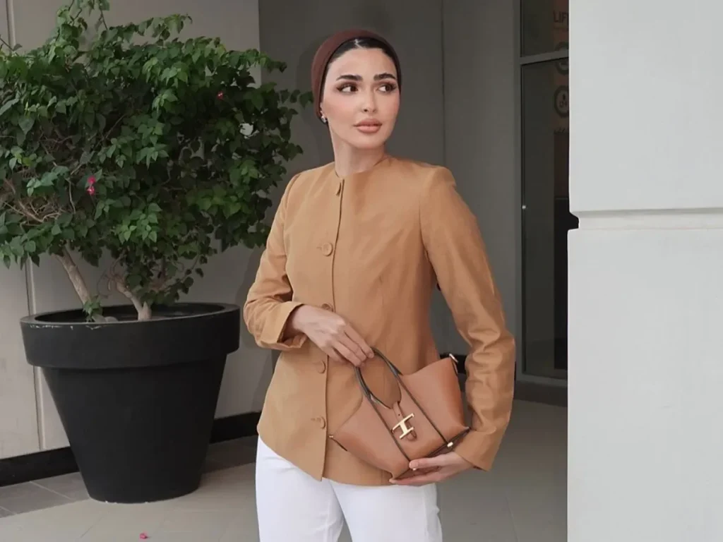 لون واحد يمنح المحجبات فخامة إطلالة هذا الربيع