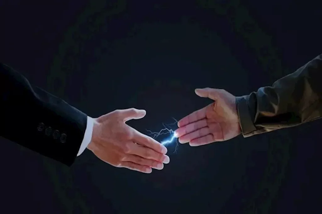 الشعور بالكهرباء عند لمس الآخرين.. لماذا يتكرر في هذا الوقت من السنة؟