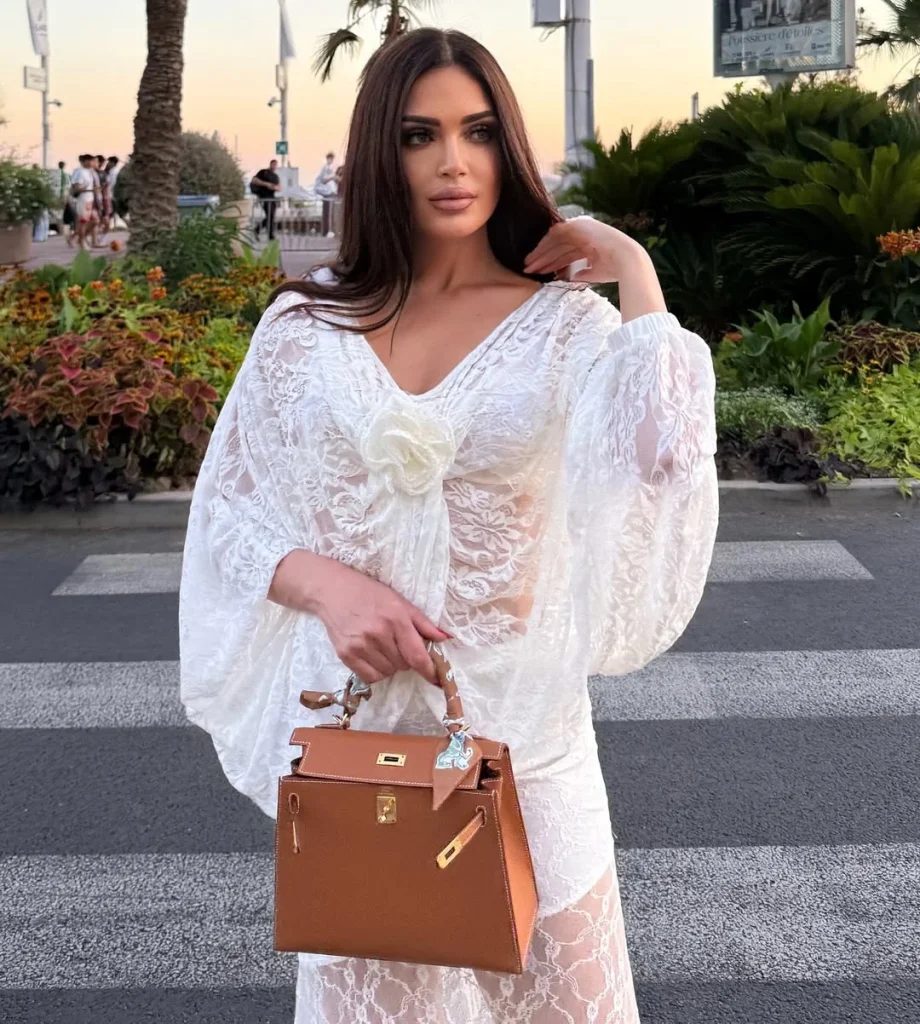 لينا دياب تتألق باللون العاجي بتوب قصير وأكمام جرس وتنورة كشاكش طويلة