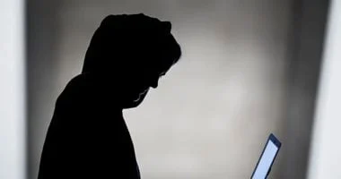 من الخوف إلى المواجهة: لماذا يقع الضحية في فخ الابتزاز الإلكتروني وكيف ينجو؟