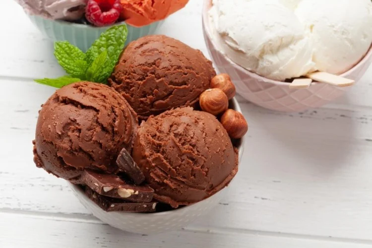 آيس كريم شوكولاتة بالتمر