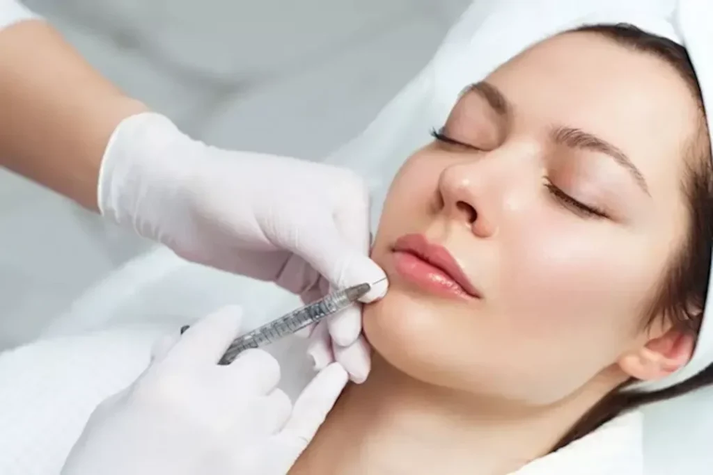 استشاري تجميل يحذر: حقن الشفاه بالفيلر قد يسبب العمى في هذه الحالة