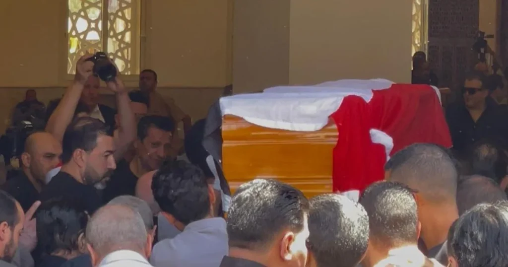 تأثر زوجة وابن الراحل هاني شاكر عند وصول نعشه ملفوفًا بالعلم المصري