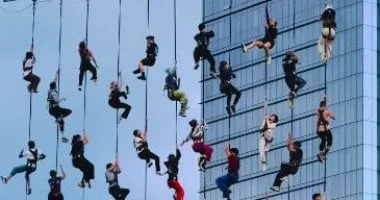 فرقة إسبانية تقدم عرضاً جويّاً يتحدى الجاذبية ويمزج الرقص بالتكنولوجيا