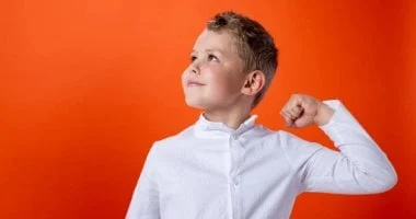 كيف تقوى ثقة طفلك بنفسه؟ 5 سلوكيات أساسية من الطفولة