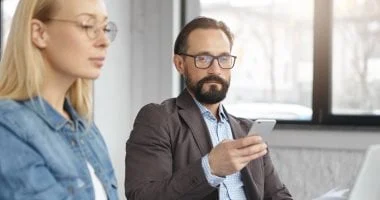 هل يؤثر الإيموجي على احترافية التواصل في مكان العمل؟
