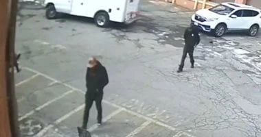 3 أشخاص يواجهون 30 عامًا في السجن بعد سطو مسلح على شاحنة تحمل أبل