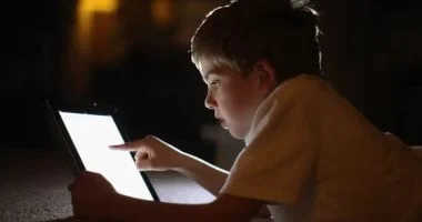 للآباء: كيف تتابعون نشاط أطفالكم على الإنترنت لحمايتهم