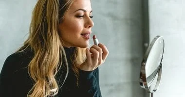 لا تدعي حر الصيف يفسد مكياجك.. 5 حيل سريعة لإنقاذه في دقائق