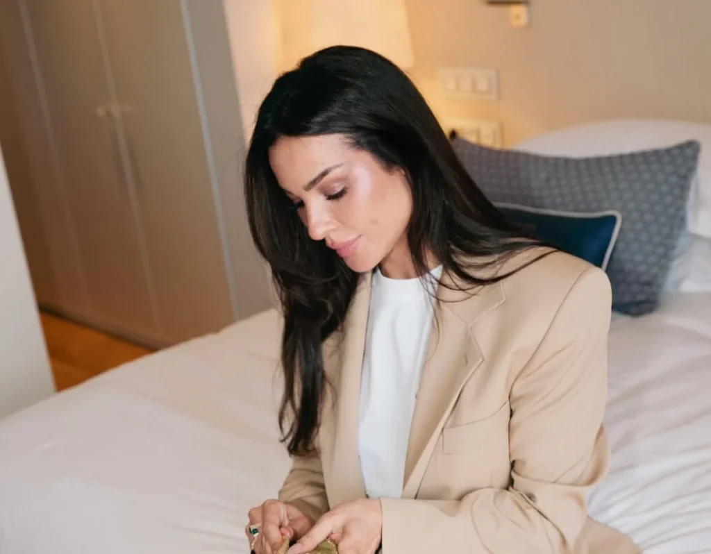 نادين نسيب نجيم تنسق بدلة ناعمة مع مجوهرات فاخرة