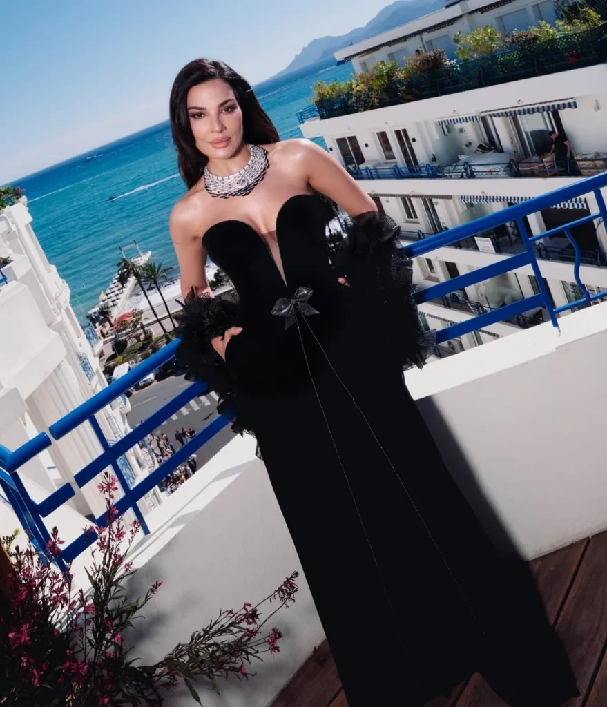 نادين نسيب نجيم تنسق فستانها المكشوف بقلادة مبهرة من Marli