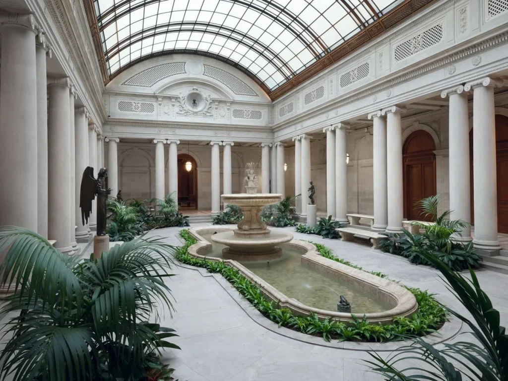 Louis Vuitton Cruise 2027 يطلق شراكة ثلاث سنوات مع Frick في نيويورك