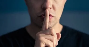 5 مواقف يثبت فيها الصمت أنه من الذهب وليس دليلاً على ضعف موقفك