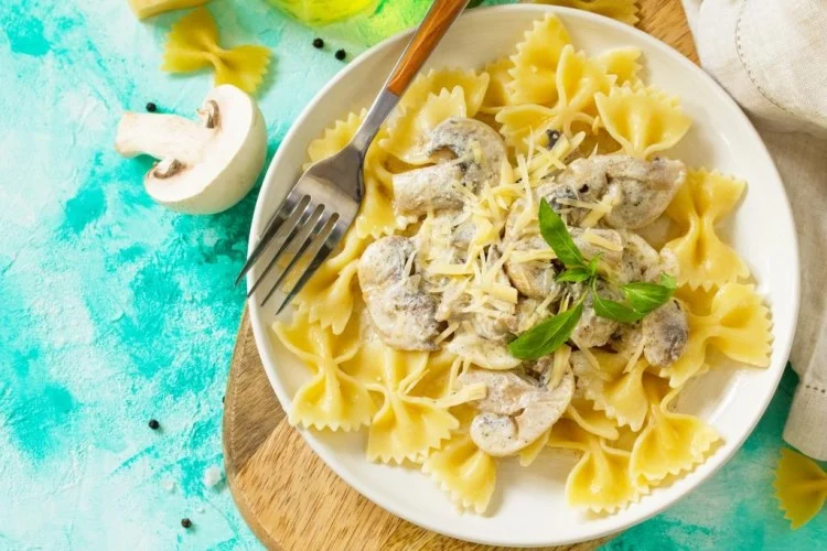 مكرونة كريمية بالفطر